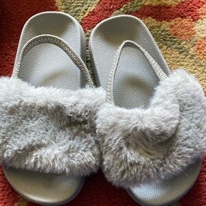 Fuzzy sandal, new without tags
